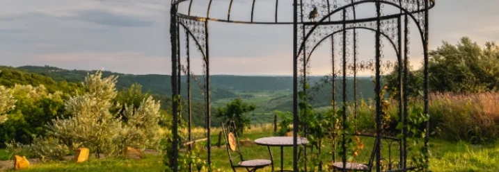 Metallpavillon mit Stühlen und Tisch